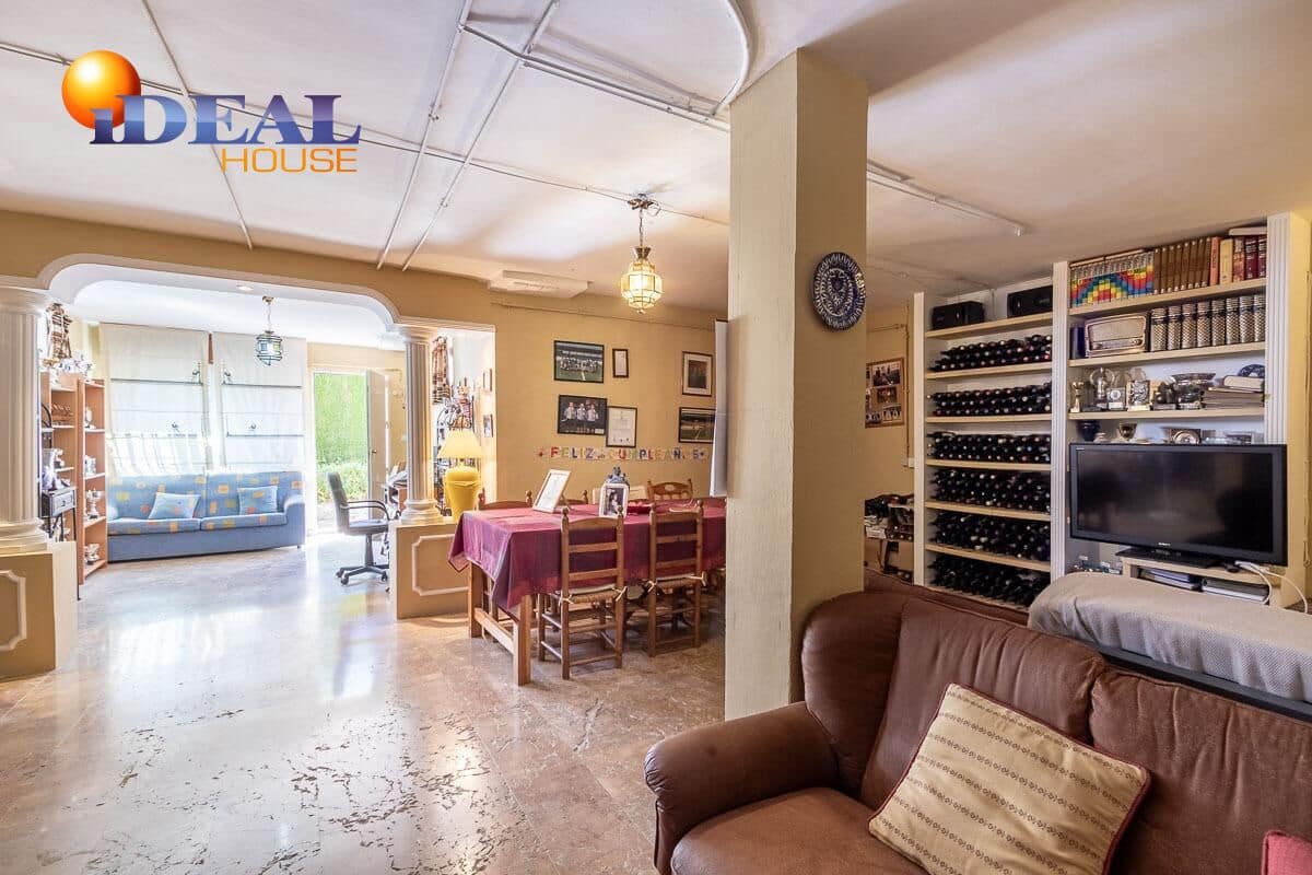 4 bedroom Villa for sale in Pinos Genil with pool garage - € 339,000 (Ref: 9433835)