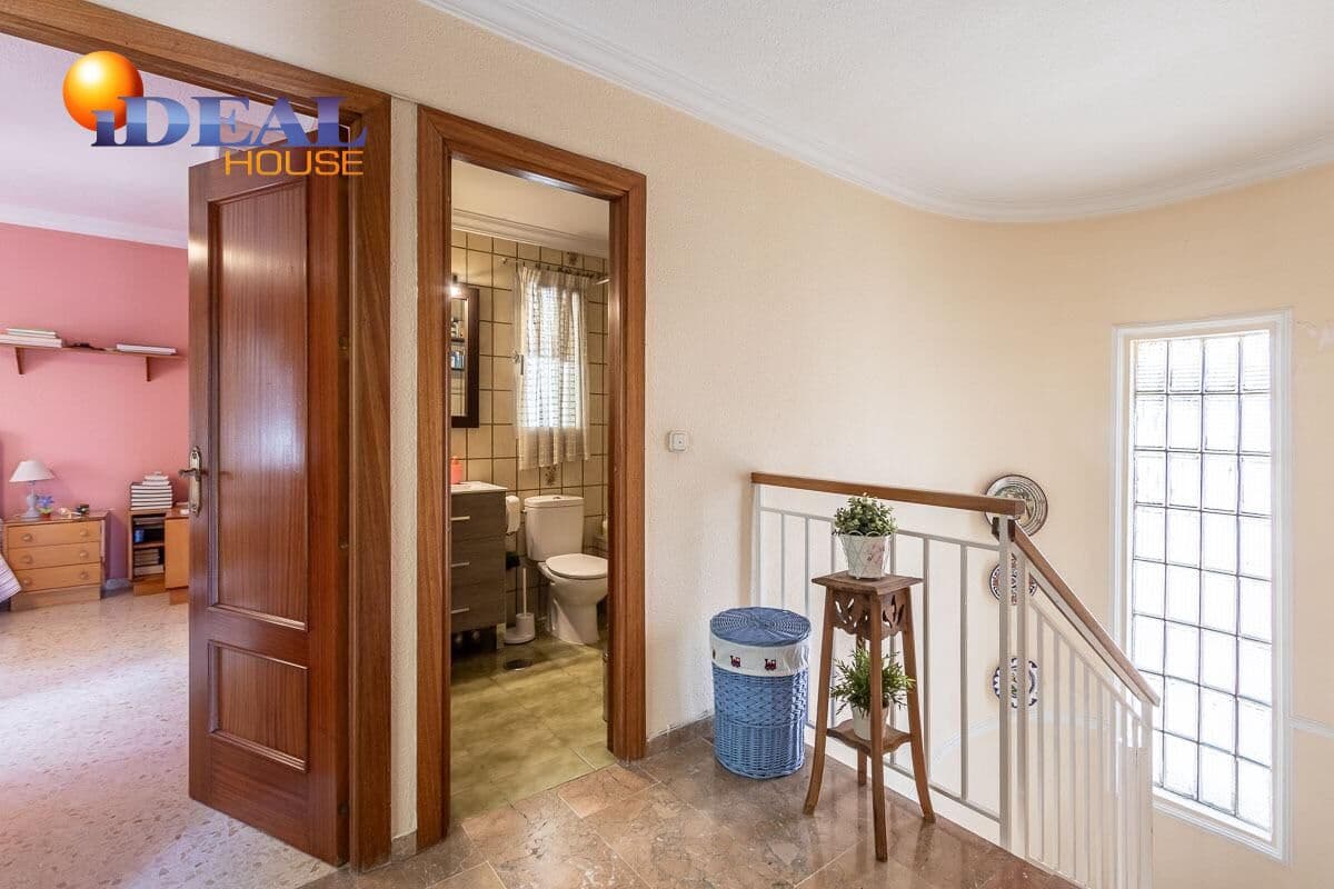 4 bedroom Villa for sale in Pinos Genil with pool garage - € 339,000 (Ref: 9433835)