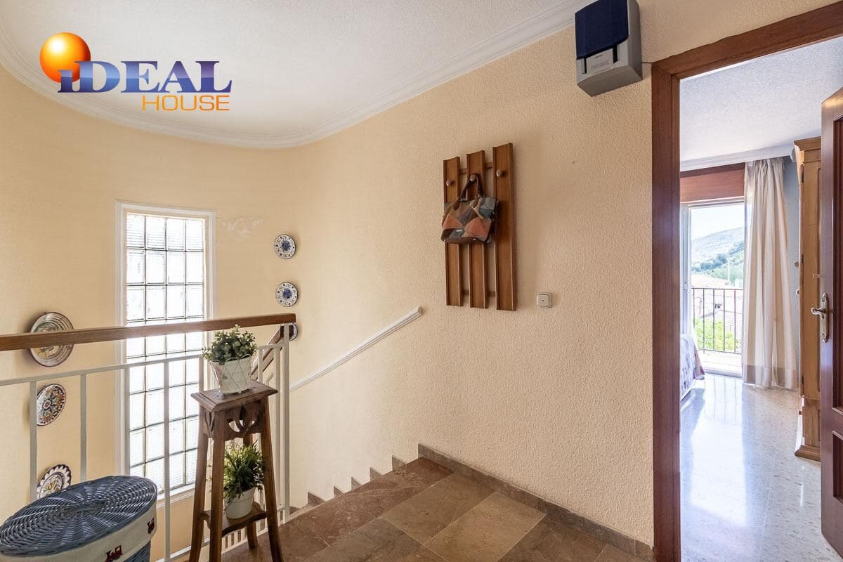 4 bedroom Villa for sale in Pinos Genil with pool garage - € 339,000 (Ref: 9433835)