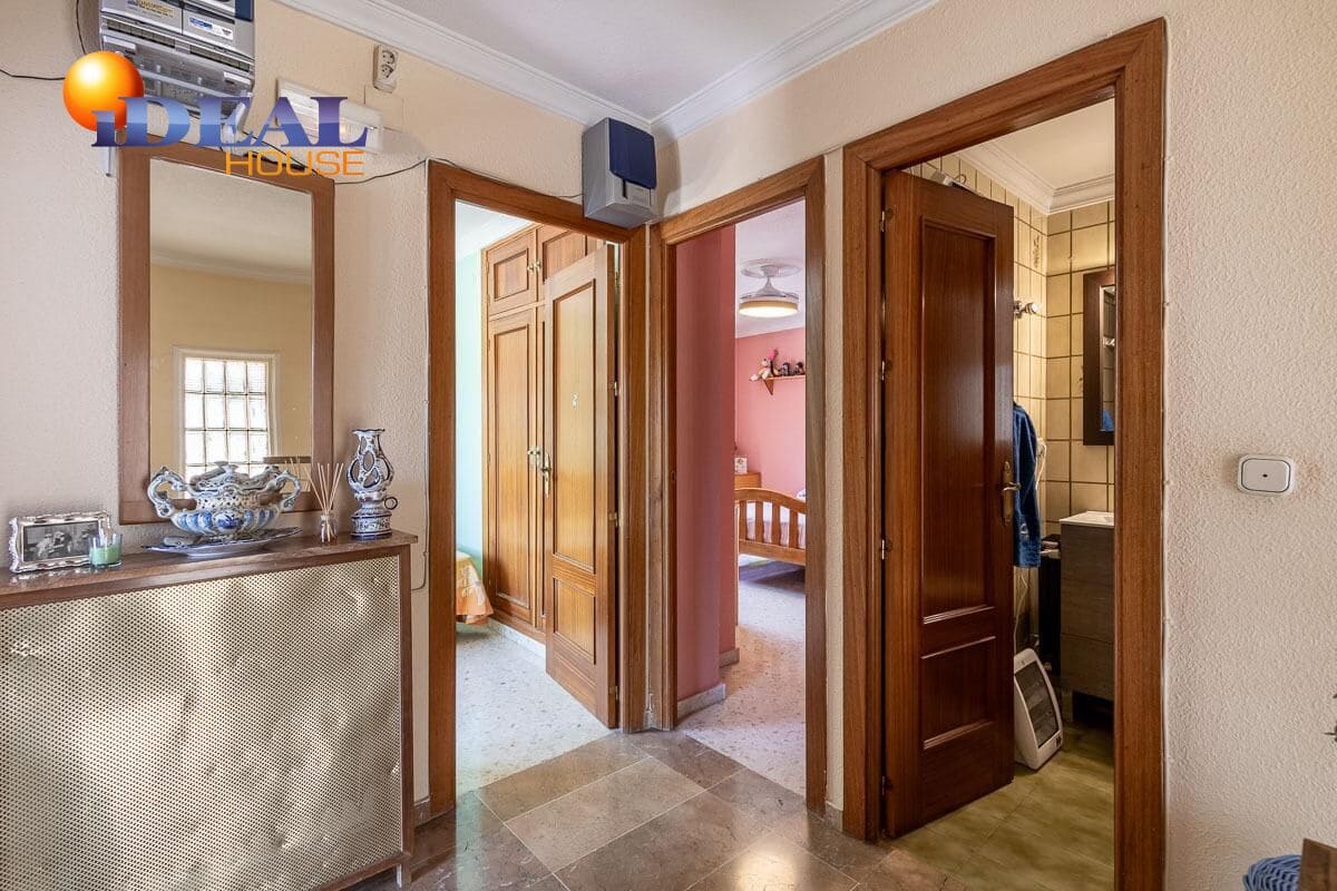 4 bedroom Villa for sale in Pinos Genil with pool garage - € 339,000 (Ref: 9433835)