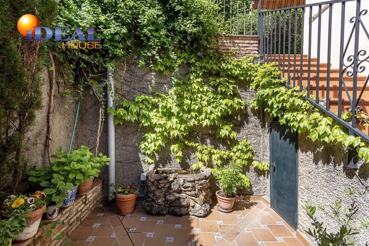 4 bedroom Villa for sale in Pinos Genil with pool garage - € 339,000 (Ref: 9433835)