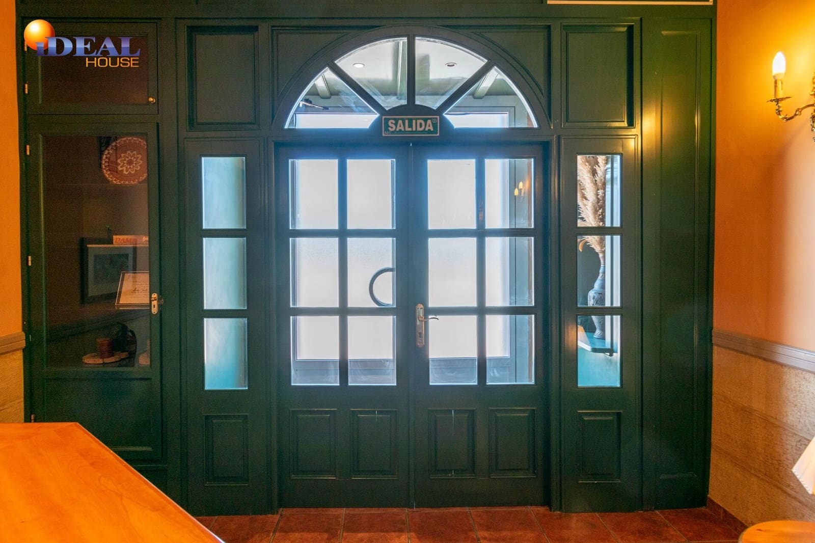 Biznes na sprzedaż w Baza - 1 650 000 € (Ref: 9433840)