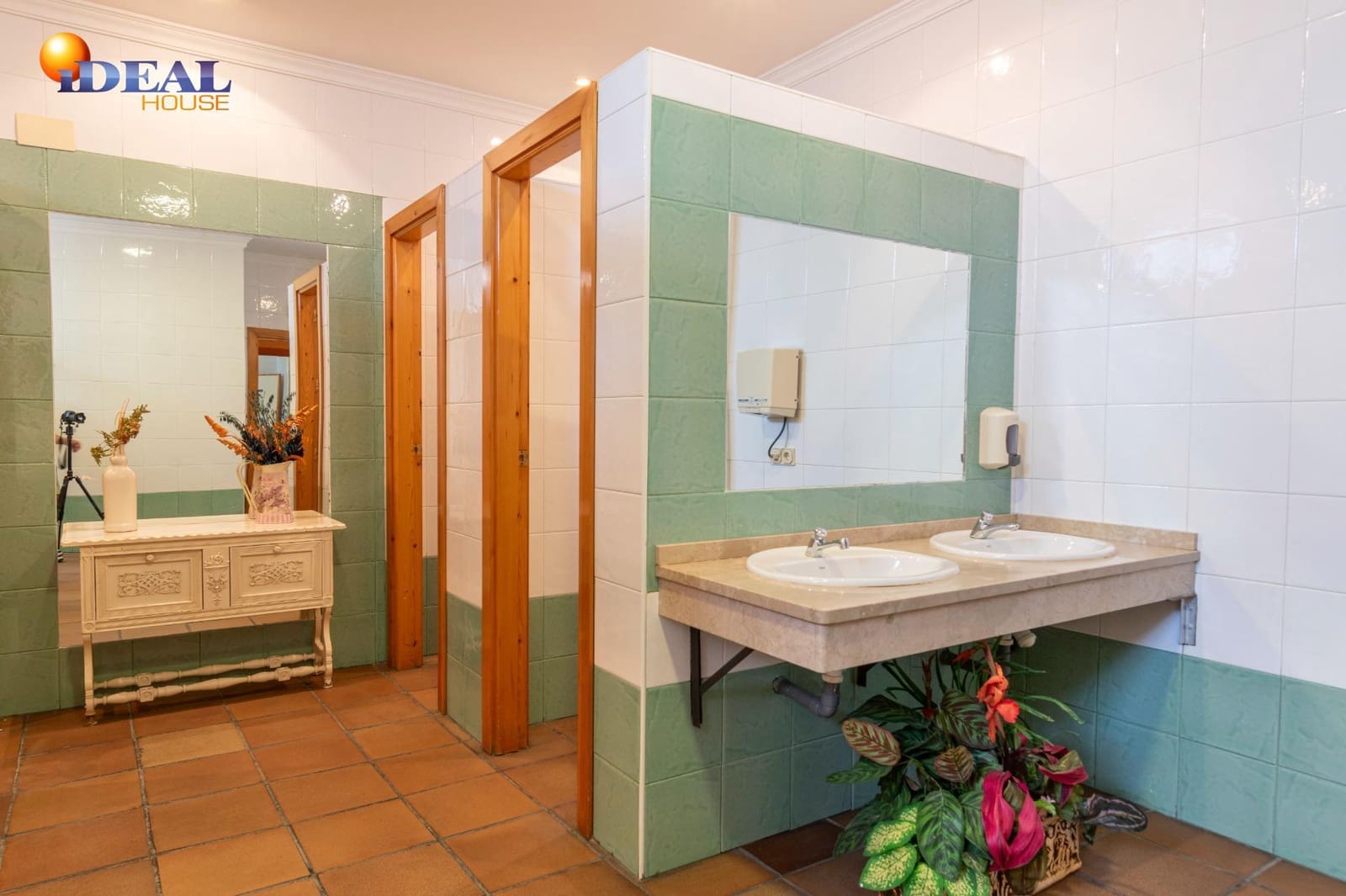 Biznes na sprzedaż w Baza - 1 650 000 € (Ref: 9433840)