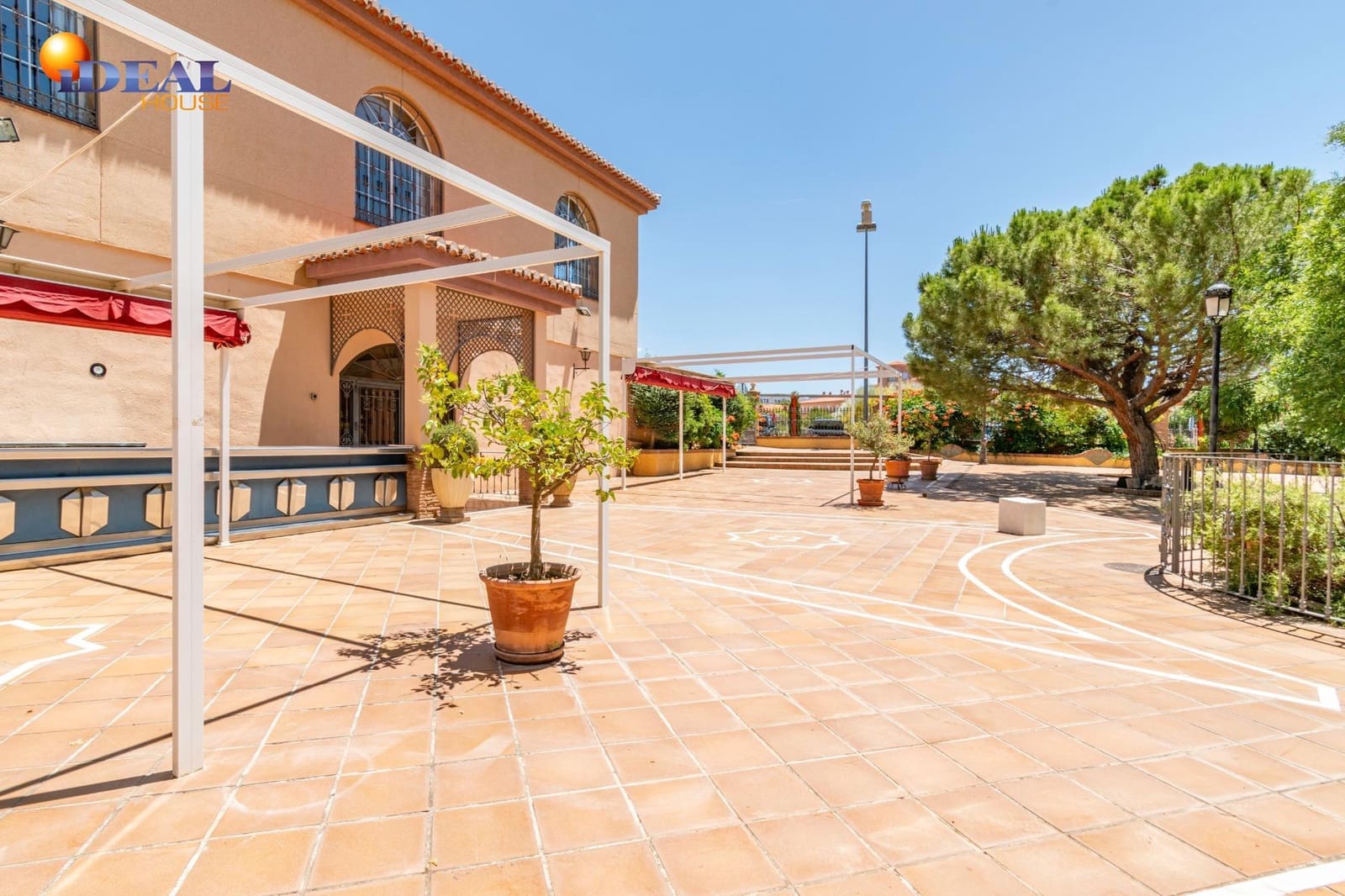 Biznes na sprzedaż w Baza - 1 650 000 € (Ref: 9433840)