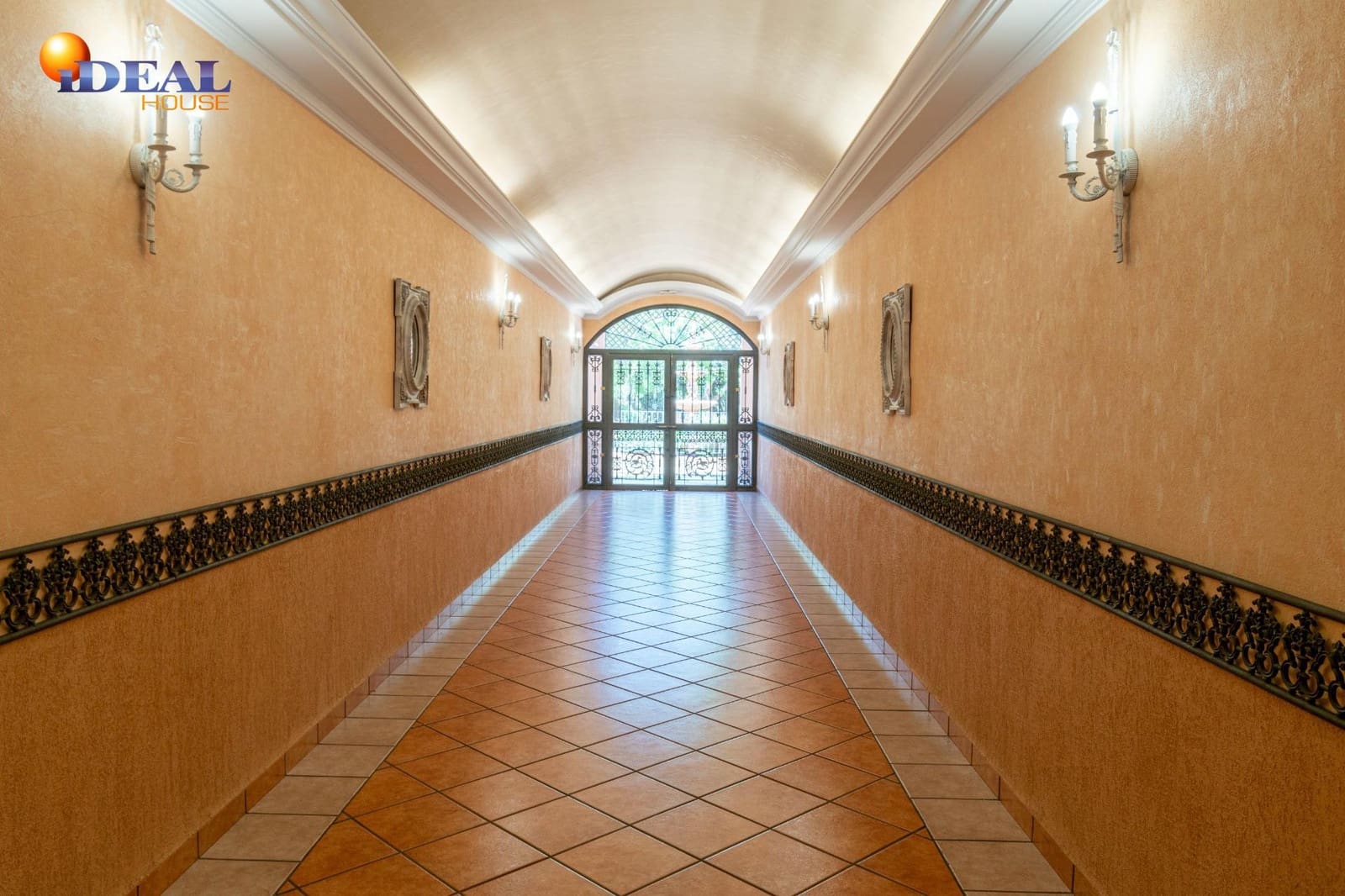 Biznes na sprzedaż w Baza - 1 650 000 € (Ref: 9433840)