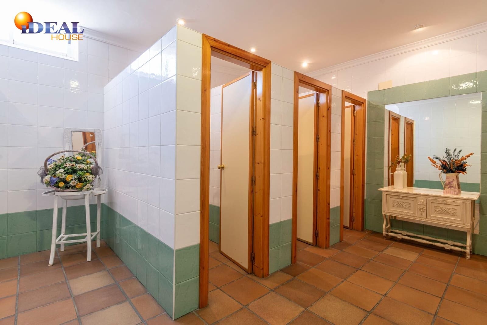 Biznes na sprzedaż w Baza - 1 650 000 € (Ref: 9433840)