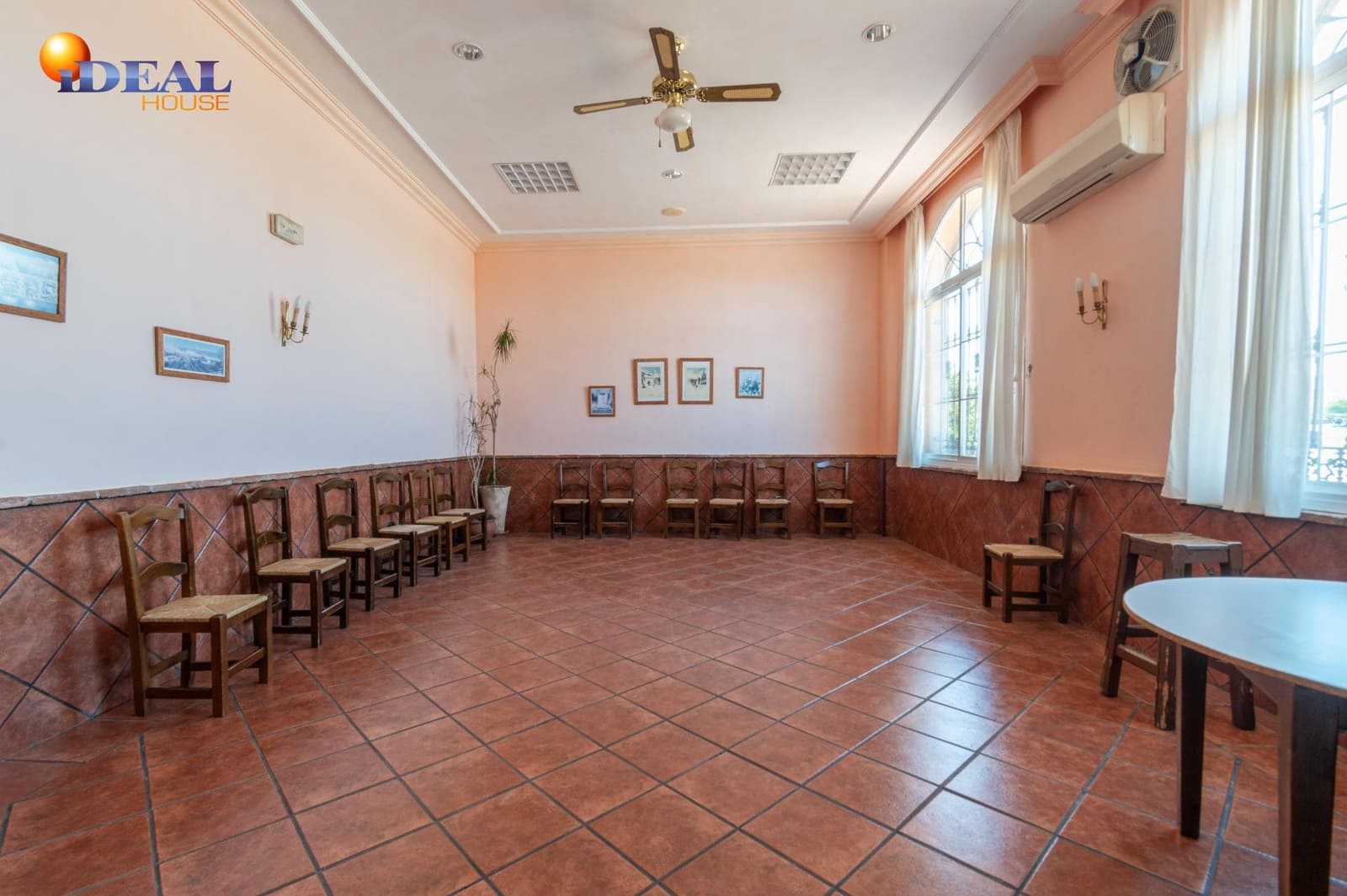 Biznes na sprzedaż w Baza - 1 650 000 € (Ref: 9433840)