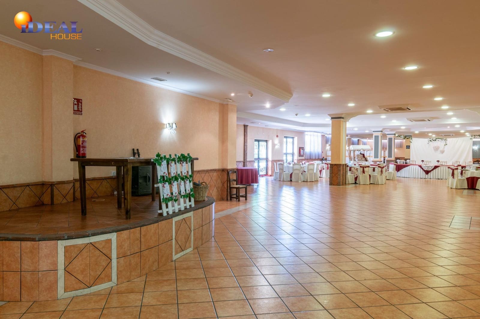 Biznes na sprzedaż w Baza - 1 650 000 € (Ref: 9433840)