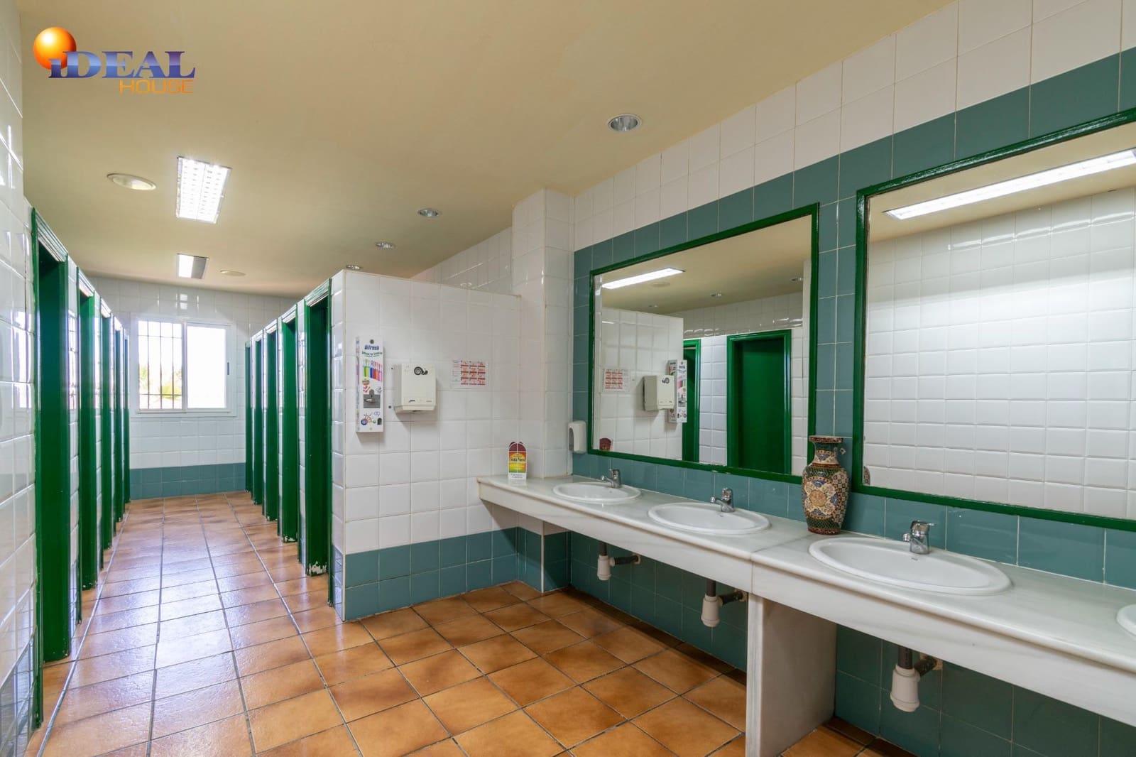 Biznes na sprzedaż w Baza - 1 650 000 € (Ref: 9433840)