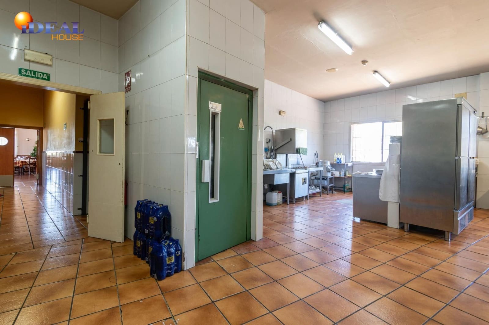 Biznes na sprzedaż w Baza - 1 650 000 € (Ref: 9433840)