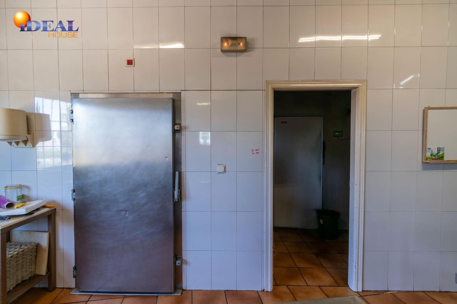 Biznes na sprzedaż w Baza - 1 650 000 € (Ref: 9433840)