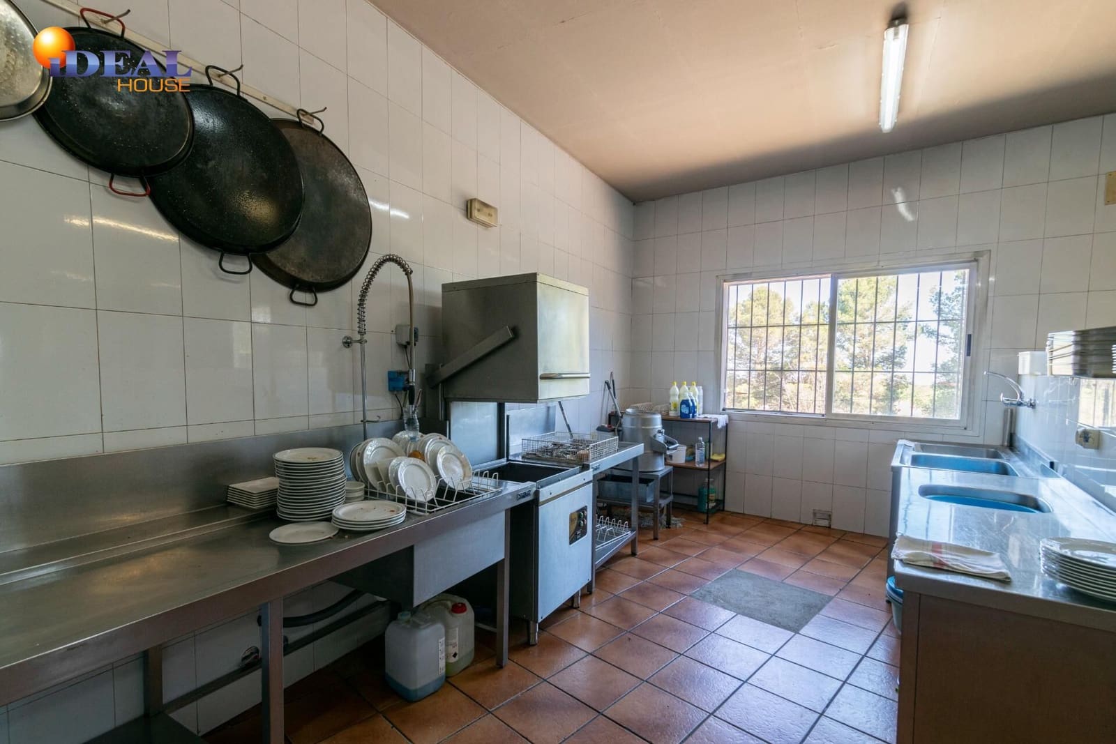 Biznes na sprzedaż w Baza - 1 650 000 € (Ref: 9433840)