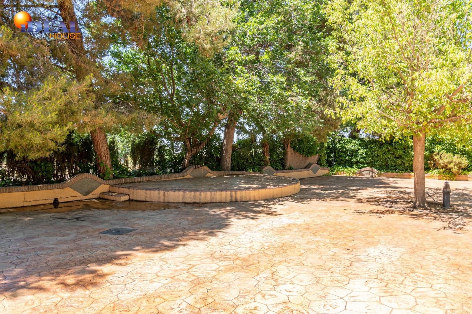 Biznes na sprzedaż w Baza - 1 650 000 € (Ref: 9433840)