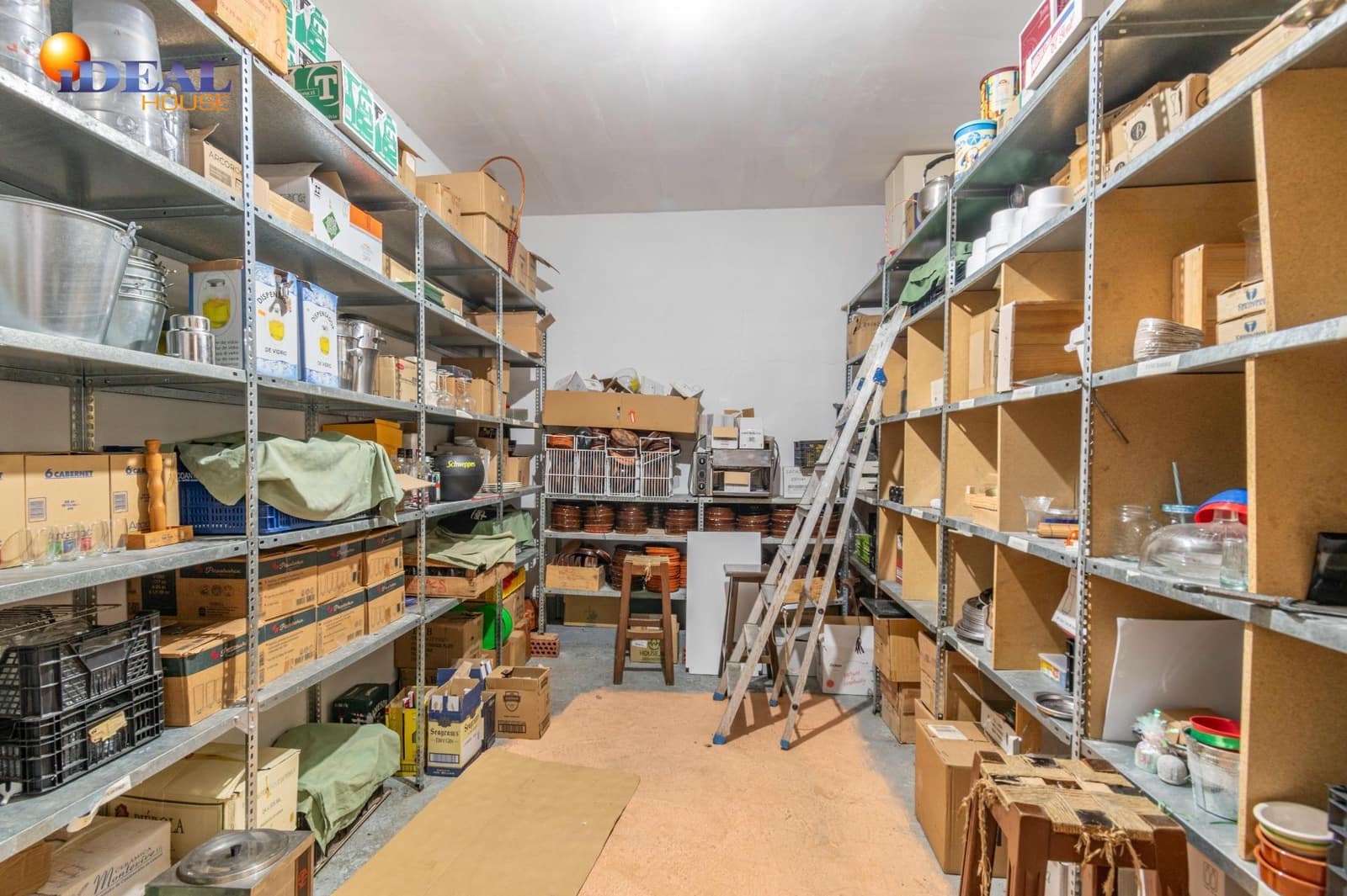 Biznes na sprzedaż w Baza - 1 650 000 € (Ref: 9433840)