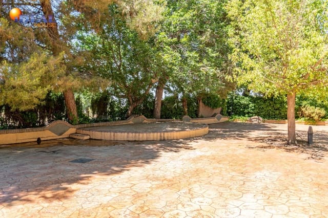 Biznes na sprzedaż w Baza - 1 650 000 € (Ref: 9433840)