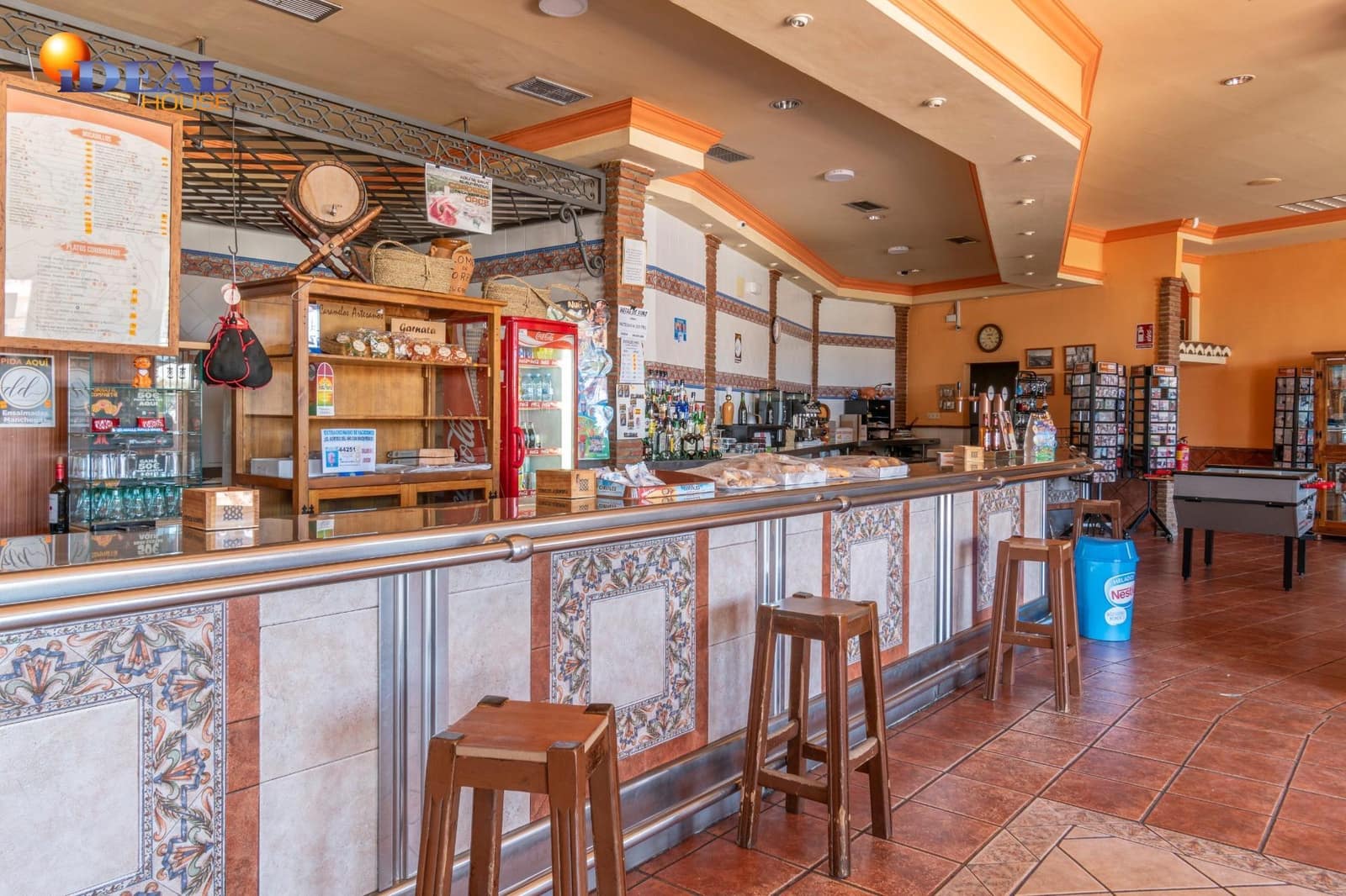 Biznes na sprzedaż w Baza - 1 650 000 € (Ref: 9433840)