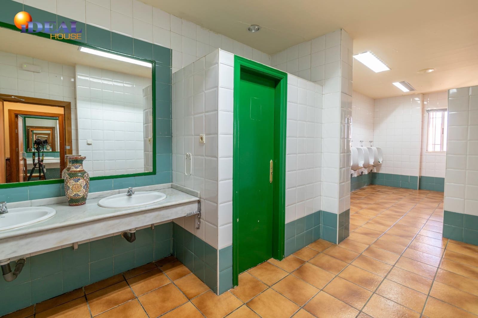 Biznes na sprzedaż w Baza - 1 650 000 € (Ref: 9433840)