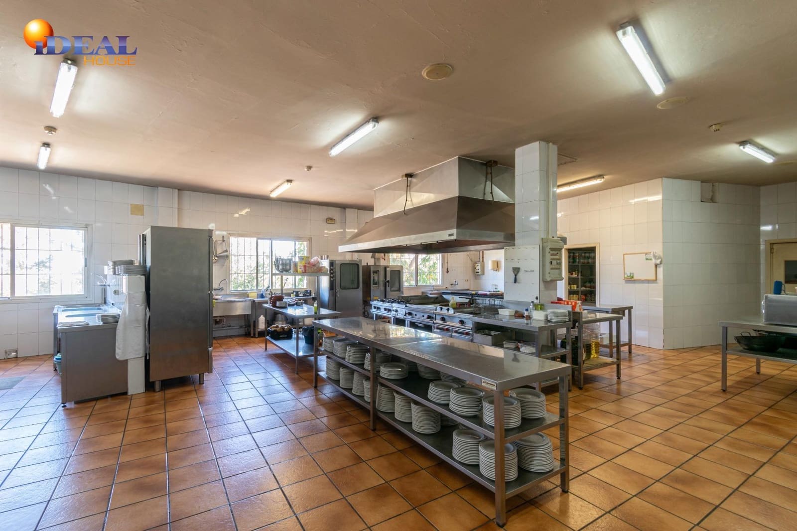 Biznes na sprzedaż w Baza - 1 650 000 € (Ref: 9433840)