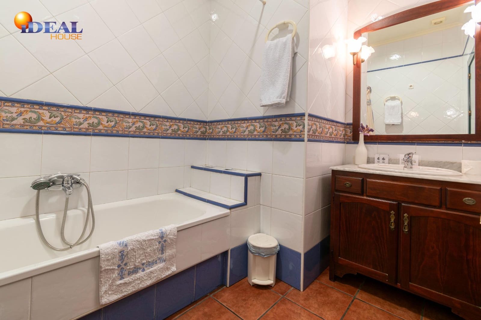 Biznes na sprzedaż w Baza - 1 650 000 € (Ref: 9433840)