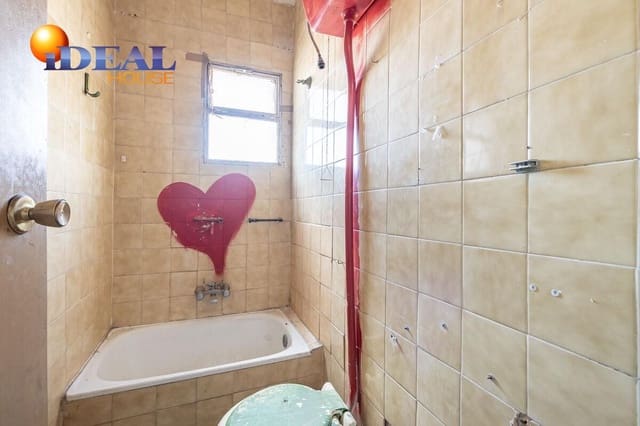 Casa de 8 habitaciones en Granada ciudad en venta - 499.000 € (Ref: 9433842)