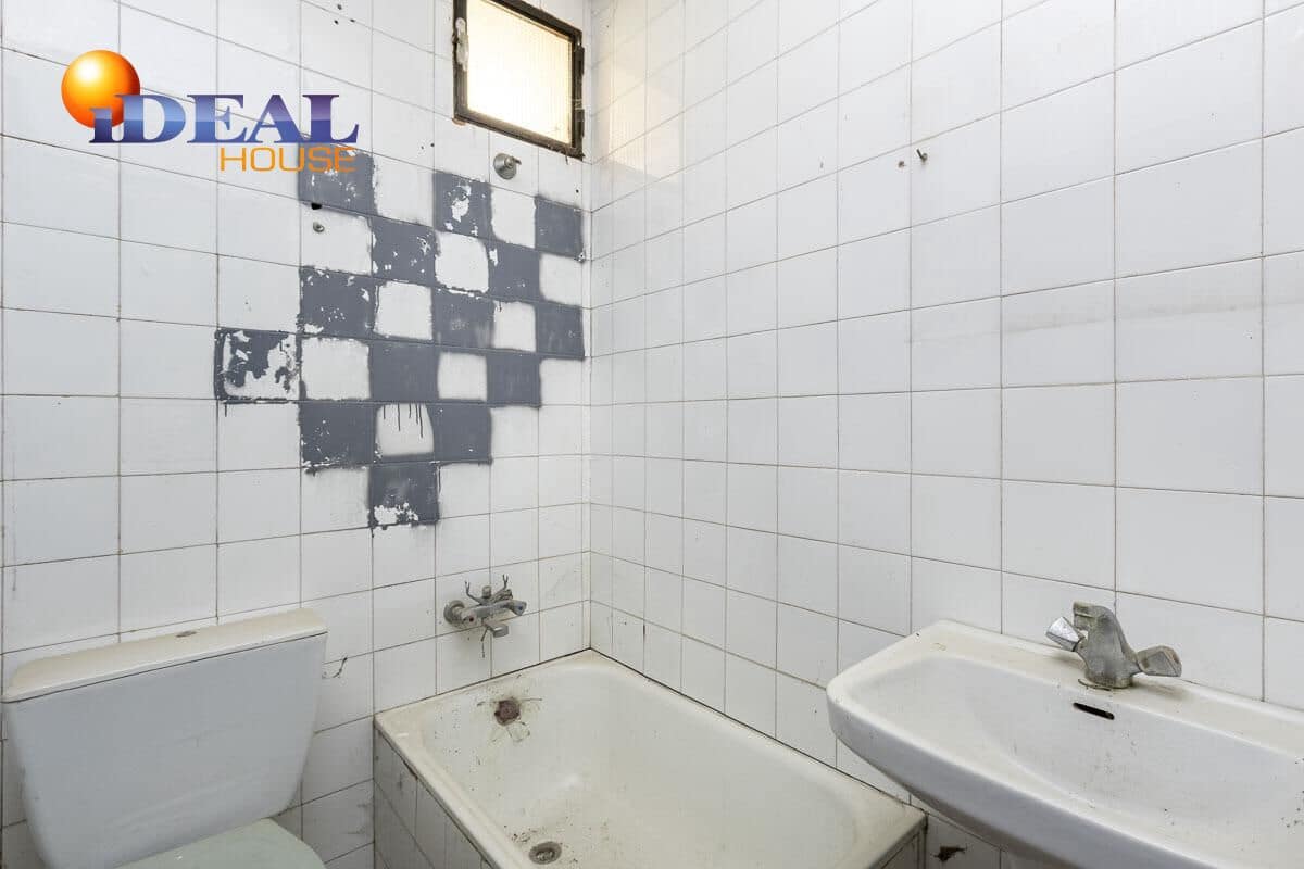 Casa de 8 habitaciones en Granada ciudad en venta - 499.000 € (Ref: 9433842)