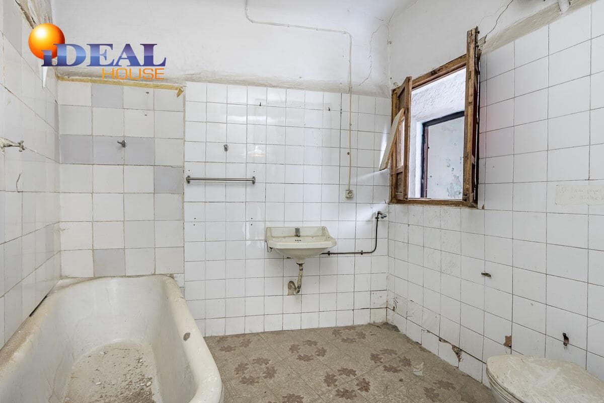 Casa de 8 habitaciones en Granada ciudad en venta - 499.000 € (Ref: 9433842)