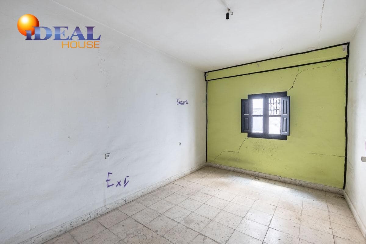 Casa de 8 habitaciones en Granada ciudad en venta - 499.000 € (Ref: 9433842)