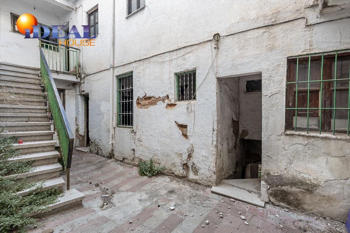 Casa de 8 habitaciones en Granada ciudad en venta - 499.000 € (Ref: 9433842)