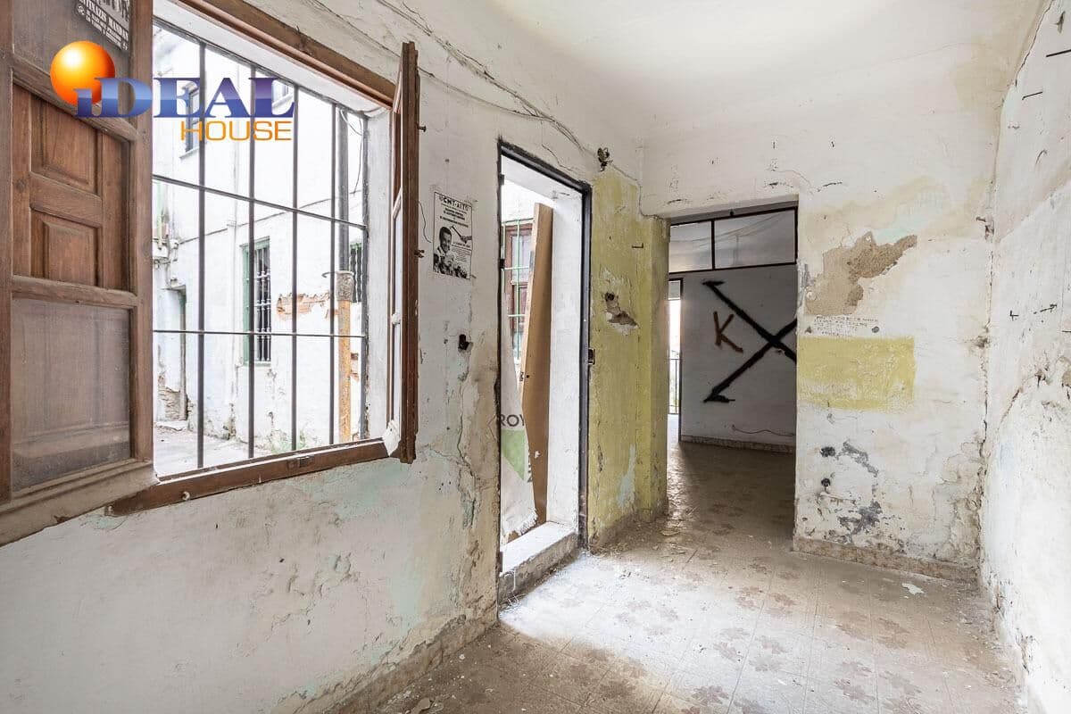 Casa de 8 habitaciones en Granada ciudad en venta - 499.000 € (Ref: 9433842)