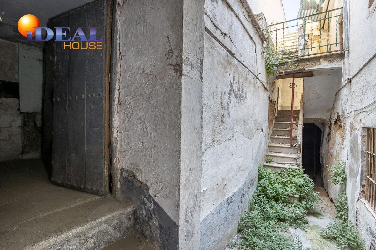 Casa de 8 habitaciones en Granada ciudad en venta - 499.000 € (Ref: 9433842)