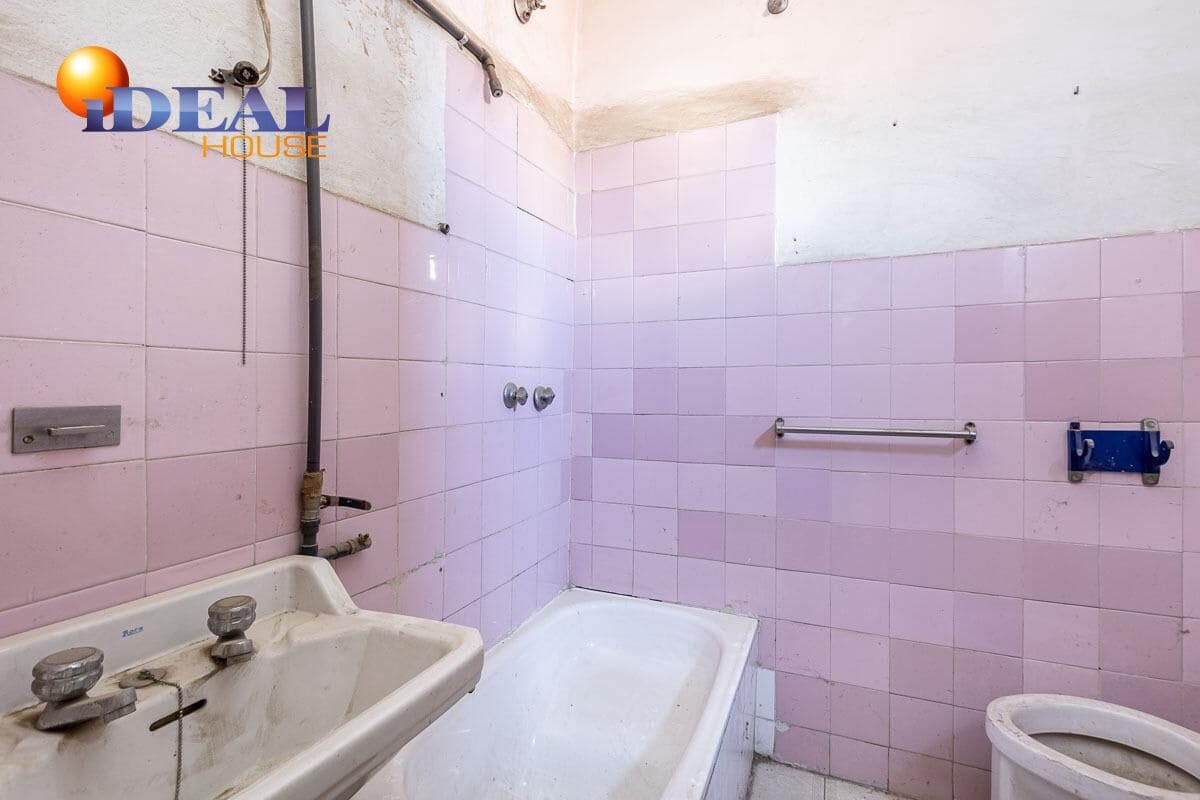 Casa de 8 habitaciones en Granada ciudad en venta - 499.000 € (Ref: 9433842)