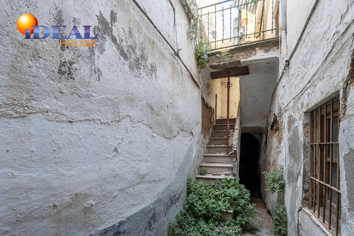 Casa de 8 habitaciones en Granada ciudad en venta - 499.000 € (Ref: 9433842)