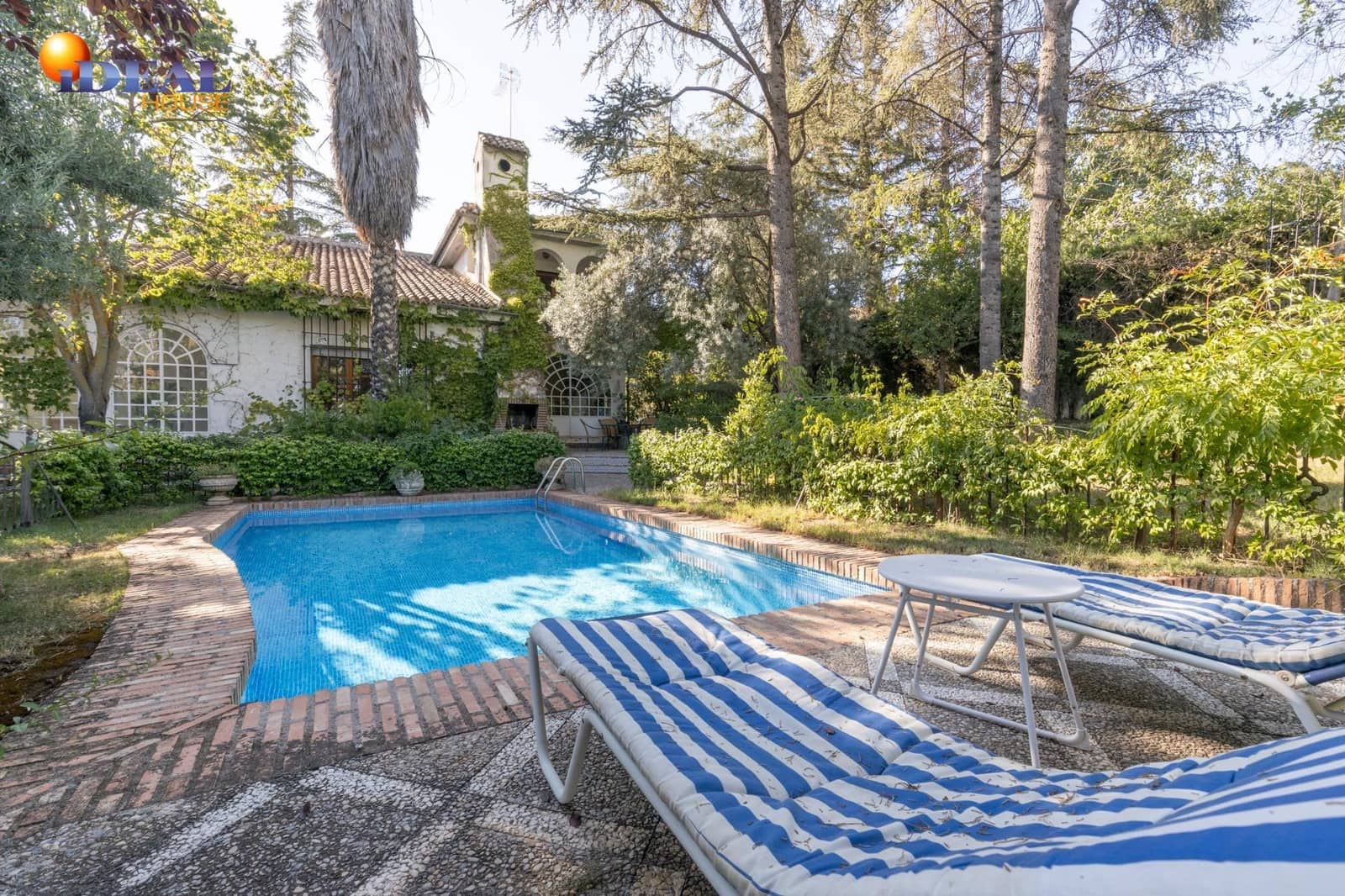 4 makuuhuone Huvila myytävänä paikassa Albolote mukana uima-altaan 
autotalli - 560 000 € (Ref: 9433856)