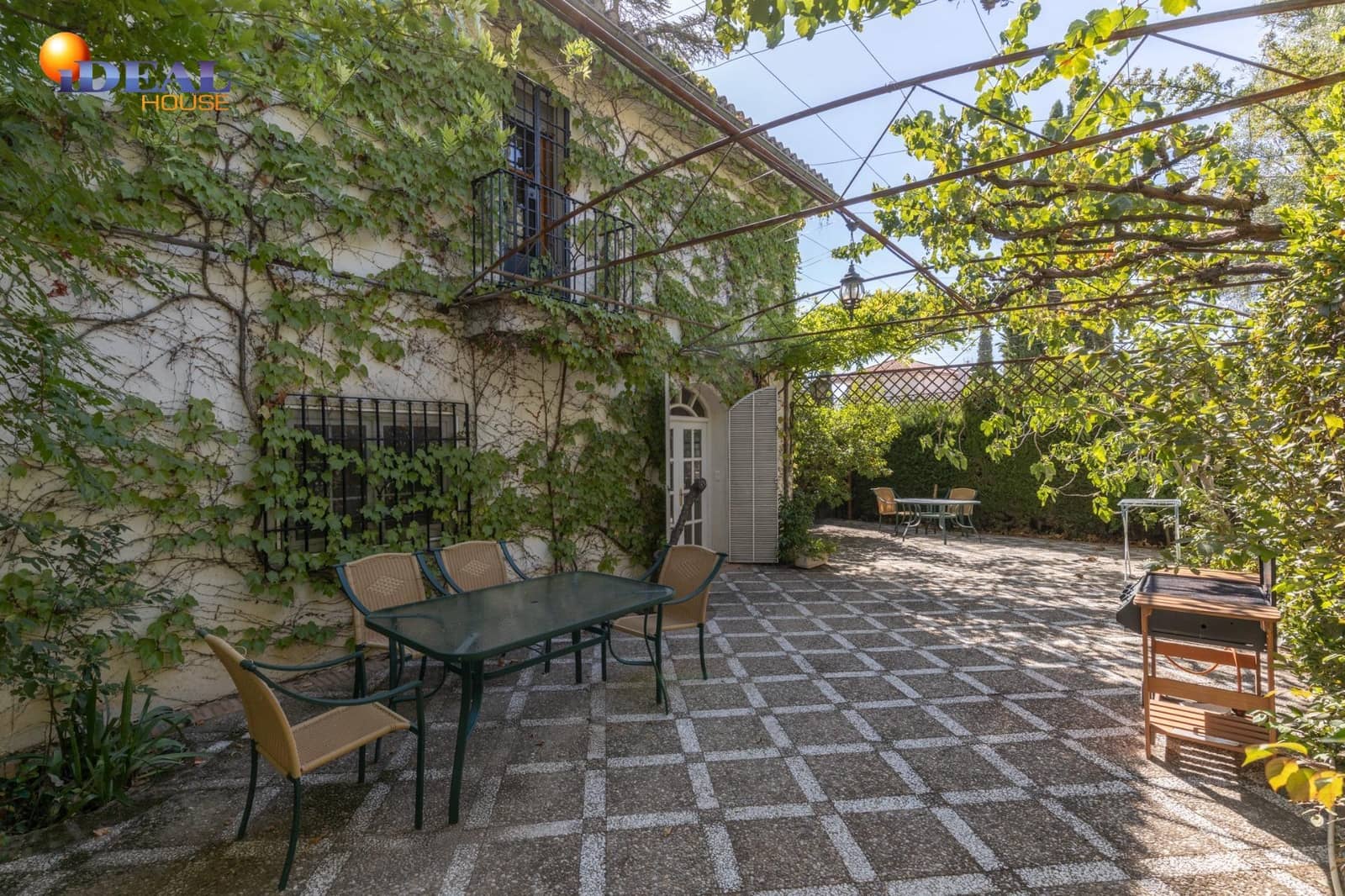 4 makuuhuone Huvila myytävänä paikassa Albolote mukana uima-altaan 
autotalli - 560 000 € (Ref: 9433856)