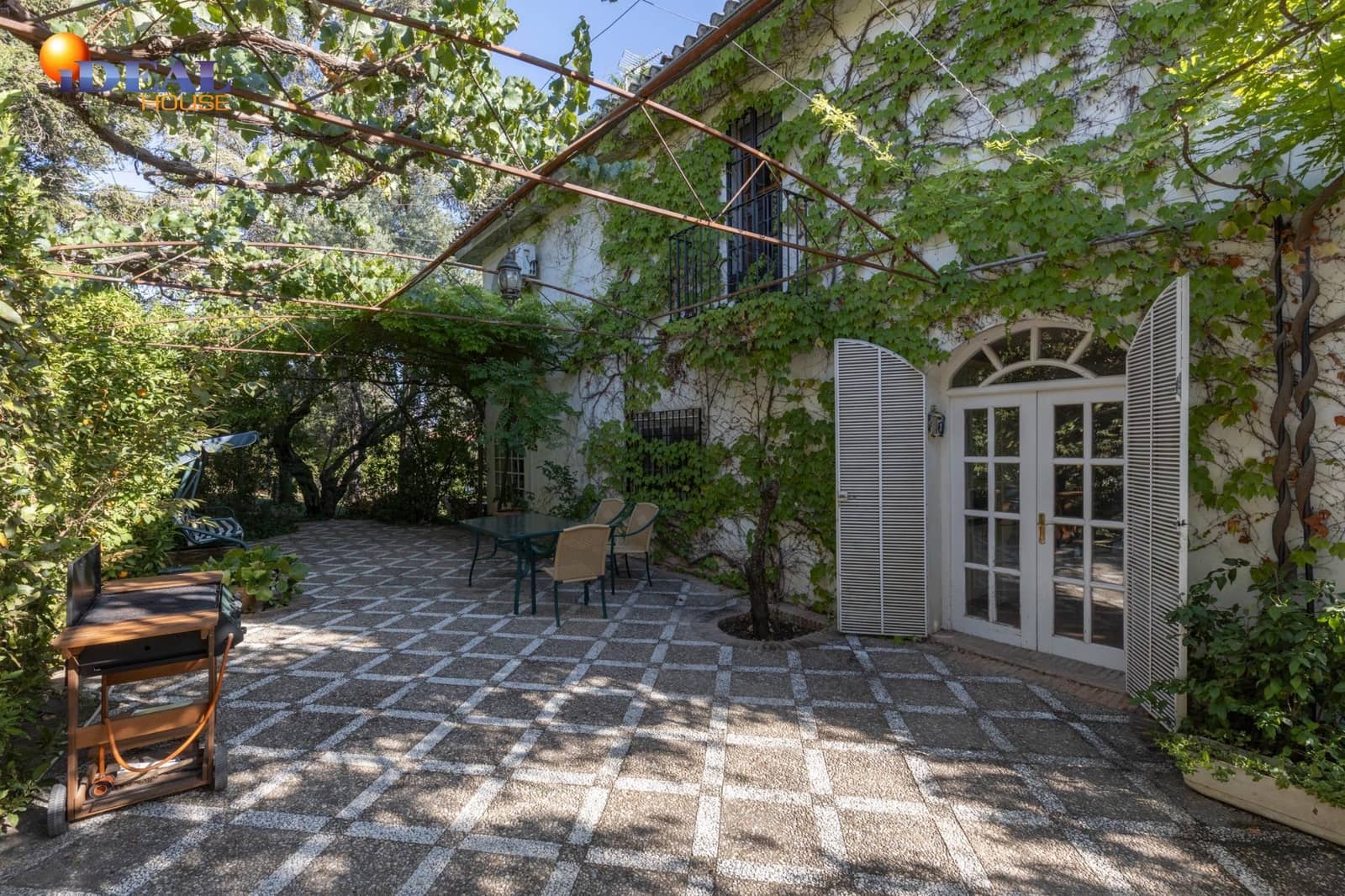 4 makuuhuone Huvila myytävänä paikassa Albolote mukana uima-altaan 
autotalli - 560 000 € (Ref: 9433856)