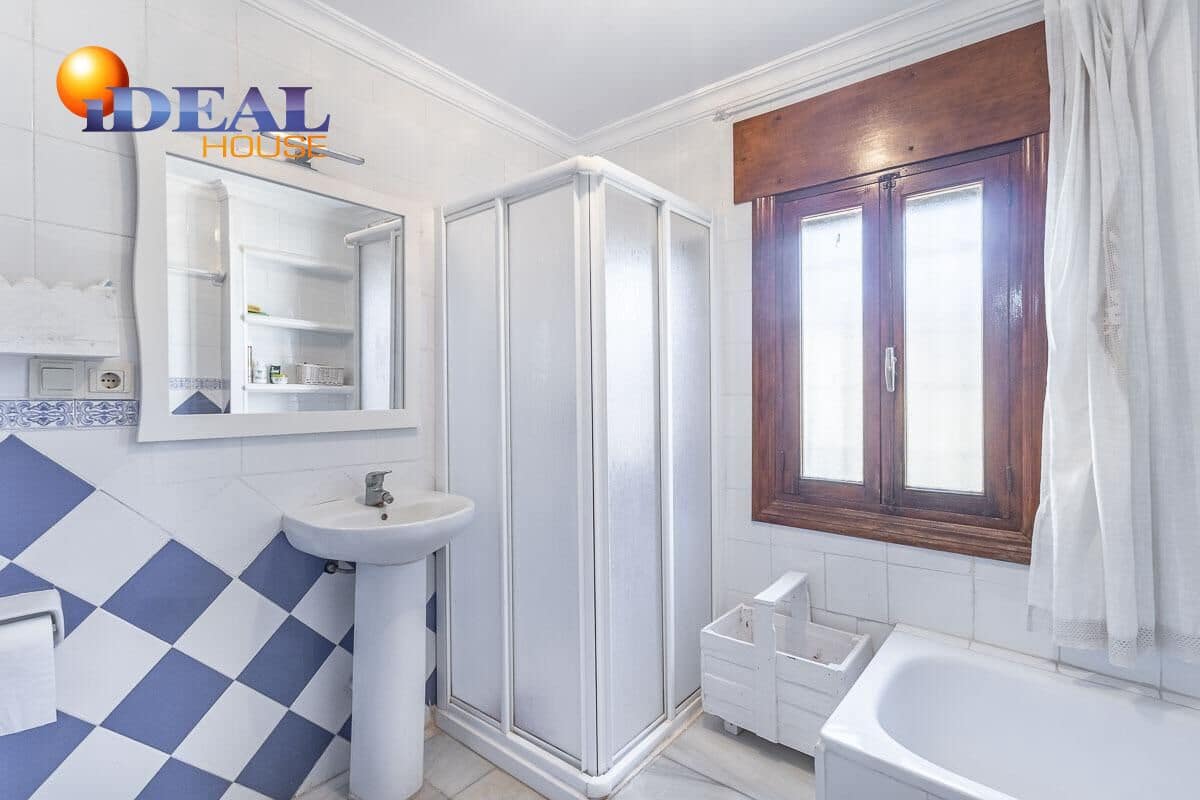 6 bedroom Villa for sale in Purullena with garage - € 249,000 (Ref: 9433860)