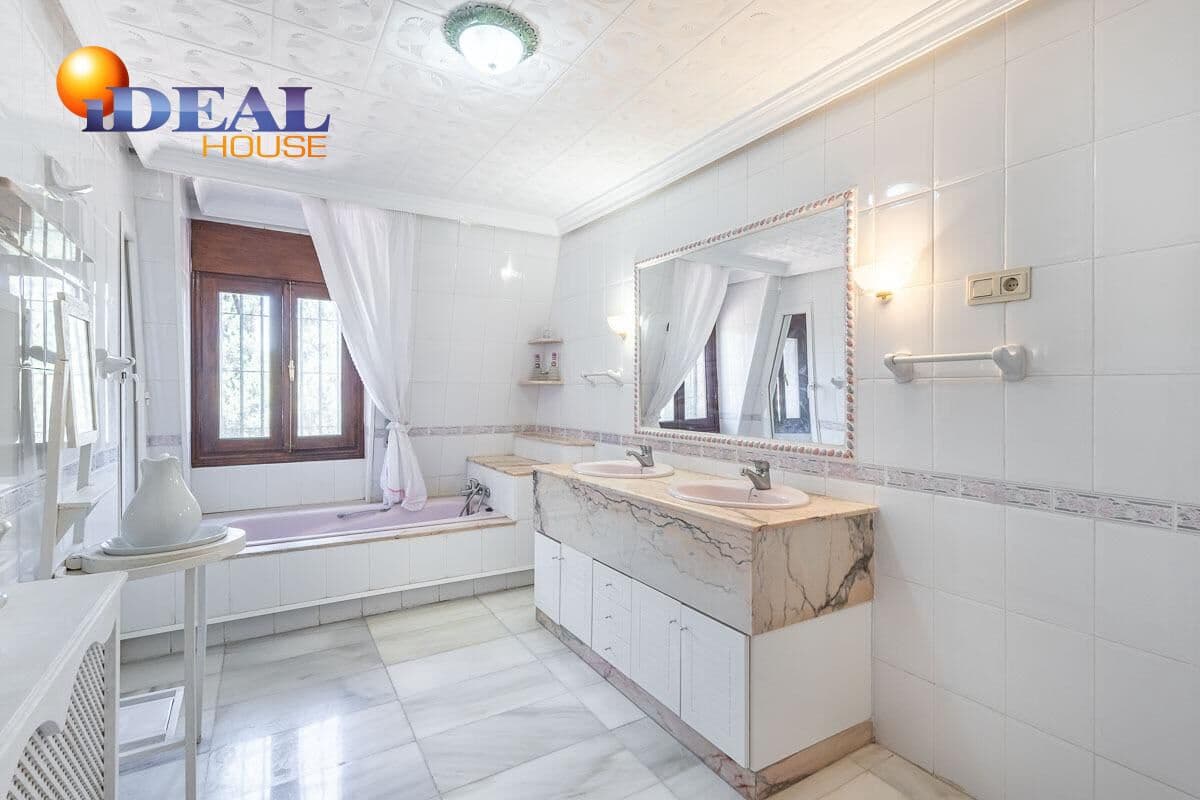 6 bedroom Villa for sale in Purullena with garage - € 249,000 (Ref: 9433860)