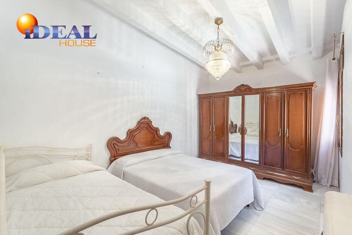 6 bedroom Villa for sale in Purullena with garage - € 249,000 (Ref: 9433860)