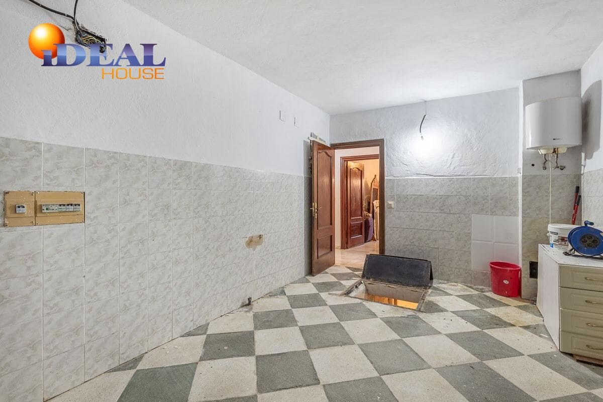 6 bedroom Villa for sale in Purullena with garage - € 249,000 (Ref: 9433860)