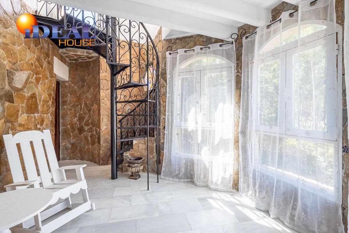 6 bedroom Villa for sale in Purullena with garage - € 249,000 (Ref: 9433860)