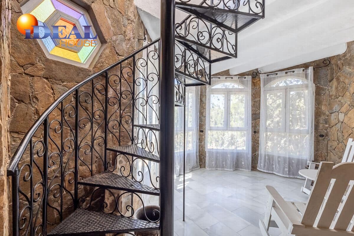 6 bedroom Villa for sale in Purullena with garage - € 249,000 (Ref: 9433860)