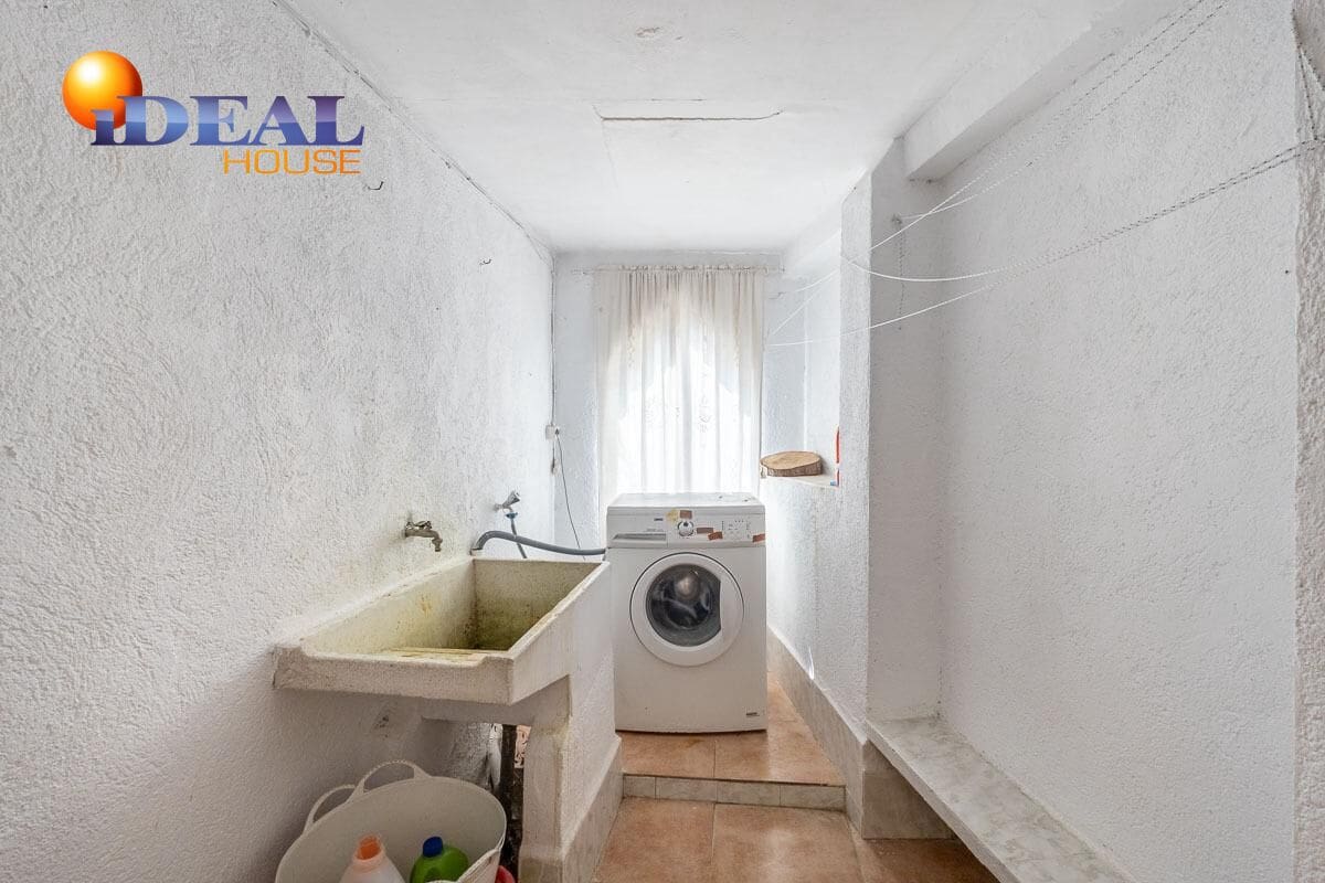 6 bedroom Villa for sale in Purullena with garage - € 249,000 (Ref: 9433860)