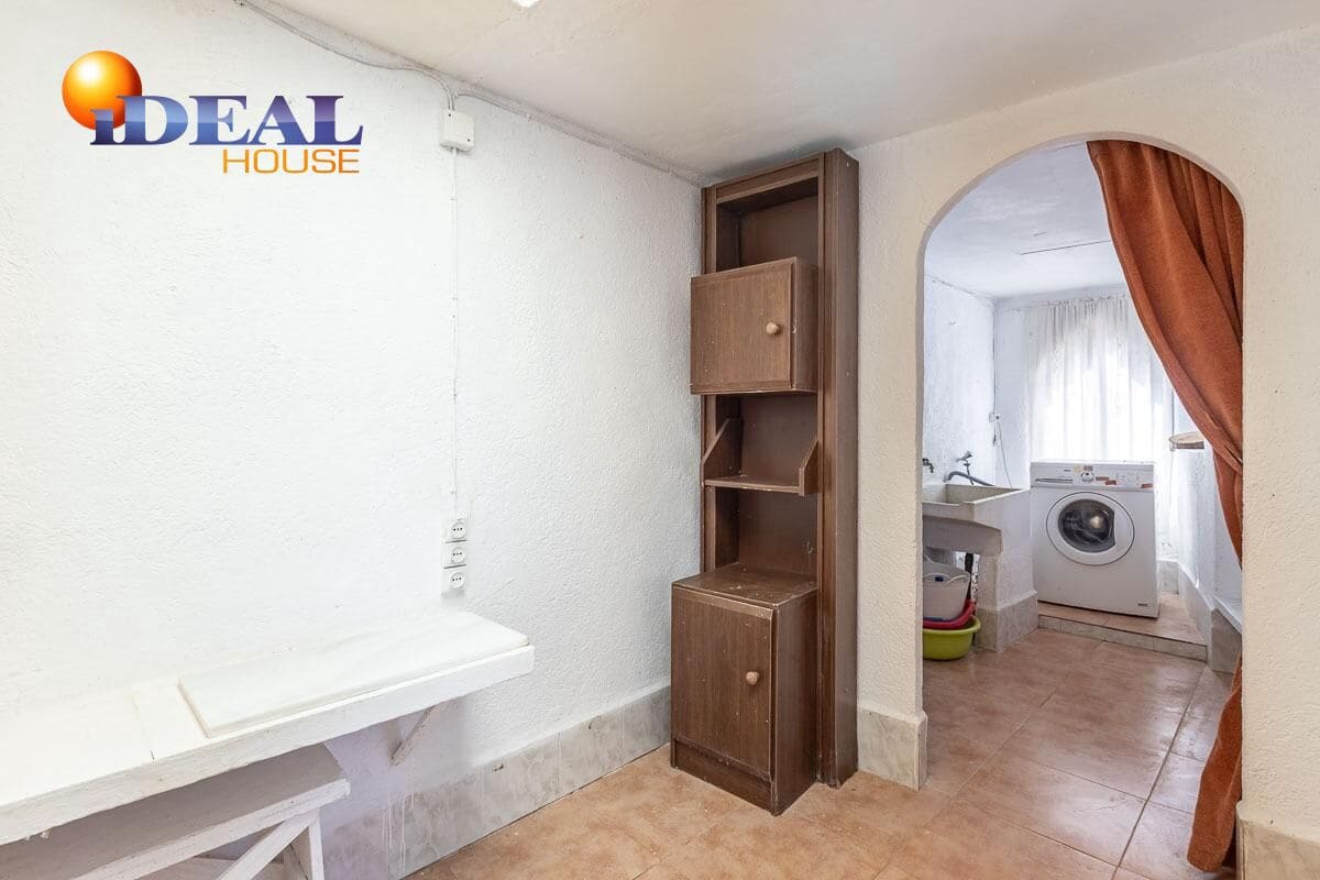 6 bedroom Villa for sale in Purullena with garage - € 249,000 (Ref: 9433860)