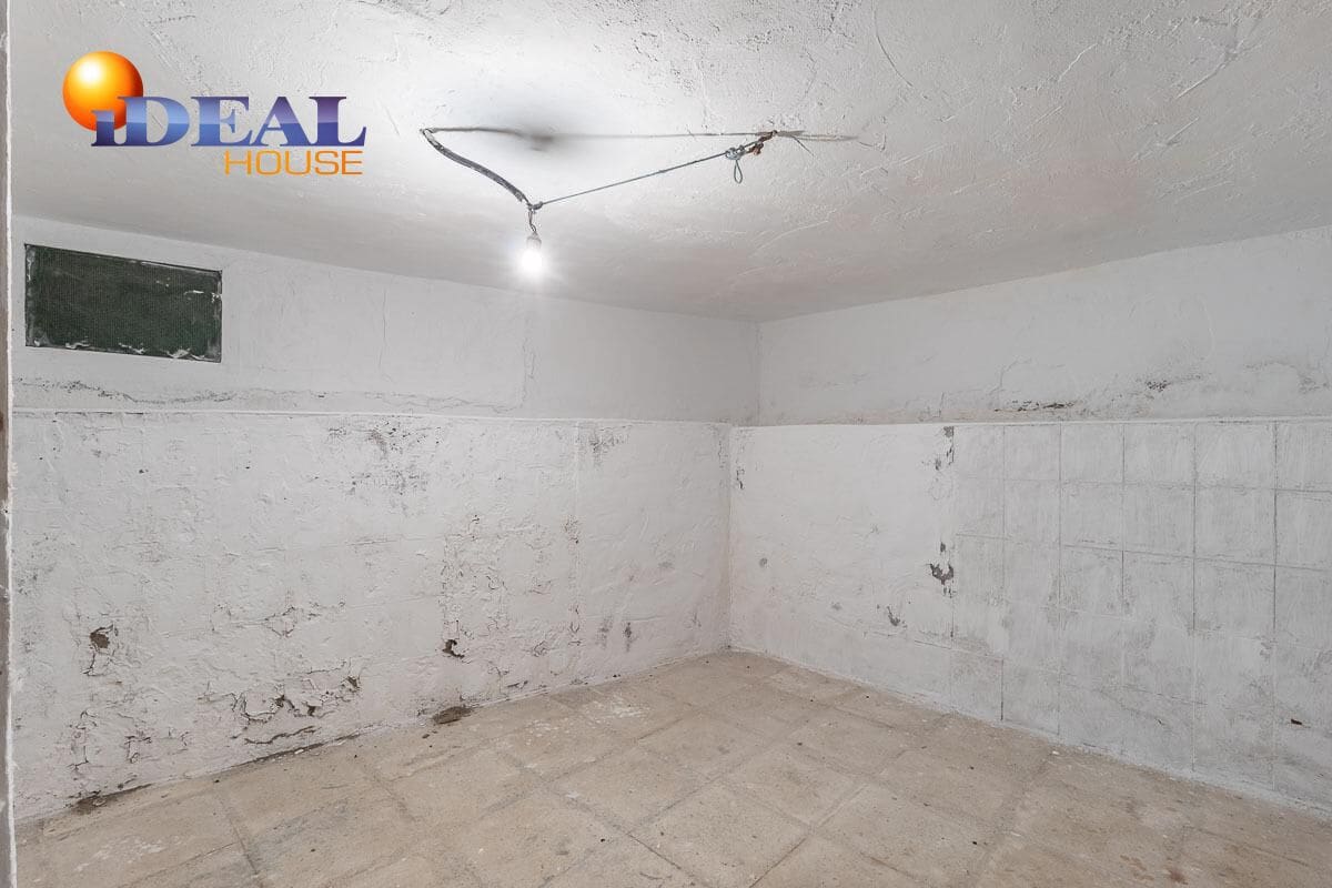 6 bedroom Villa for sale in Purullena with garage - € 249,000 (Ref: 9433860)