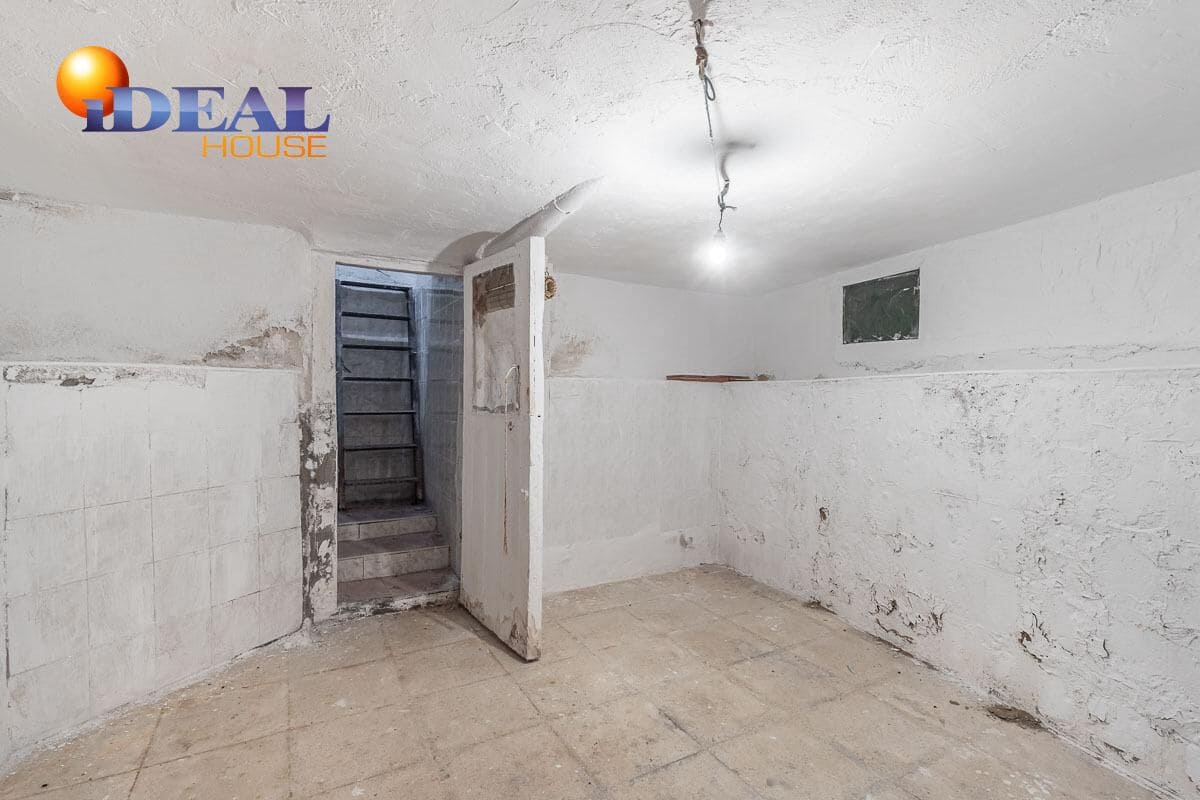 6 bedroom Villa for sale in Purullena with garage - € 249,000 (Ref: 9433860)