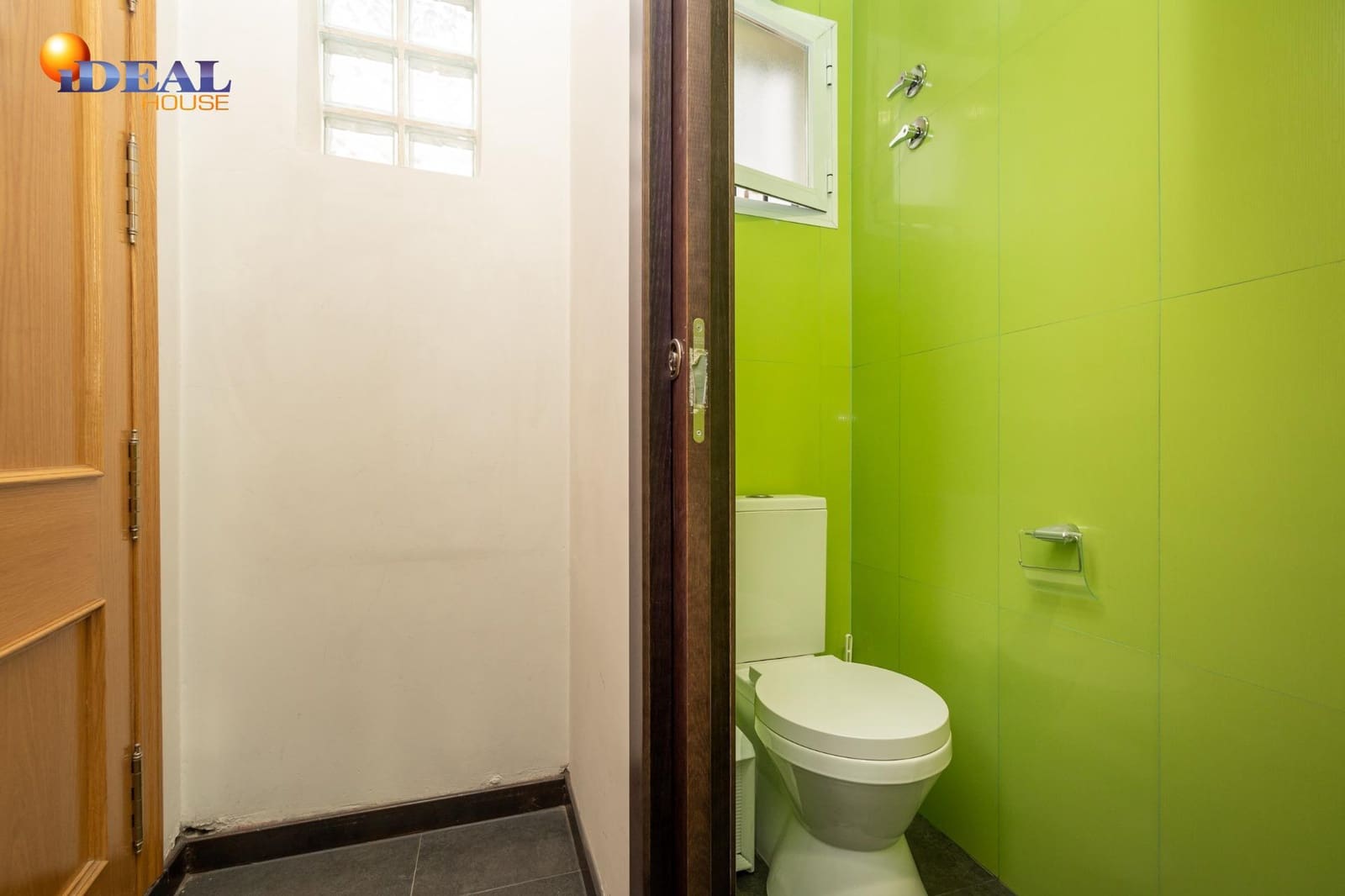 Commercieel te koop in Granada stad - € 240.000 (Ref: 9433865)