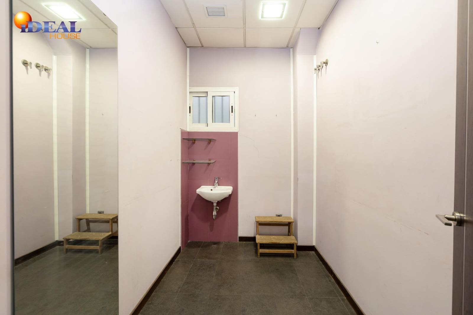 Commercieel te koop in Granada stad - € 240.000 (Ref: 9433865)