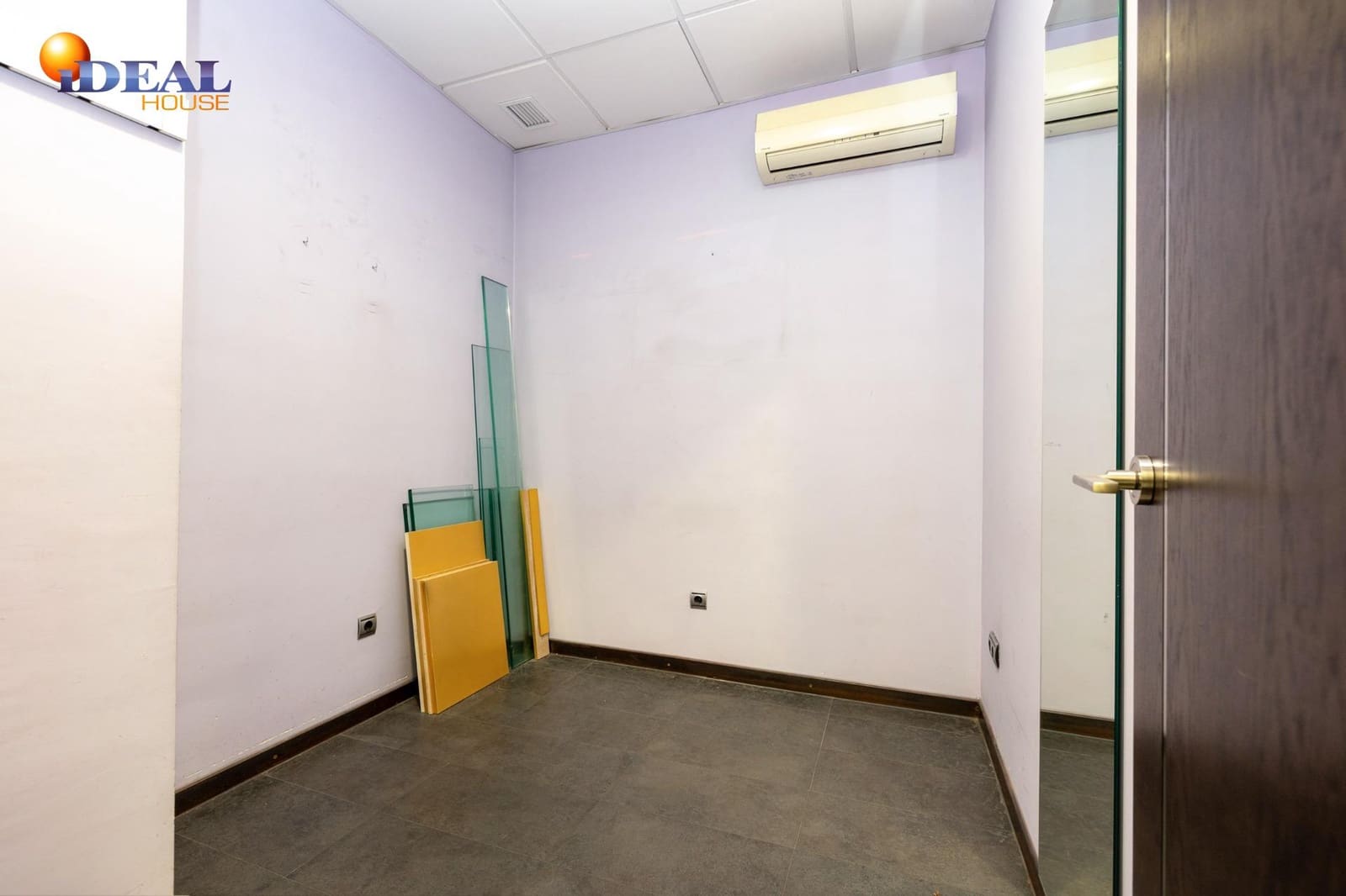 Commercieel te koop in Granada stad - € 240.000 (Ref: 9433865)