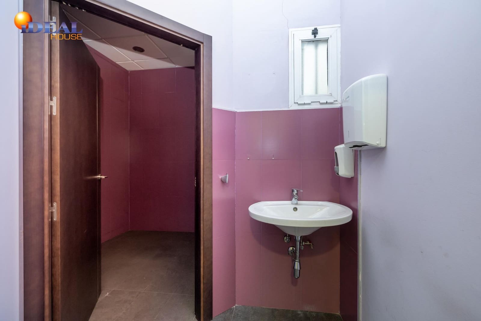 Commercieel te koop in Granada stad - € 240.000 (Ref: 9433865)