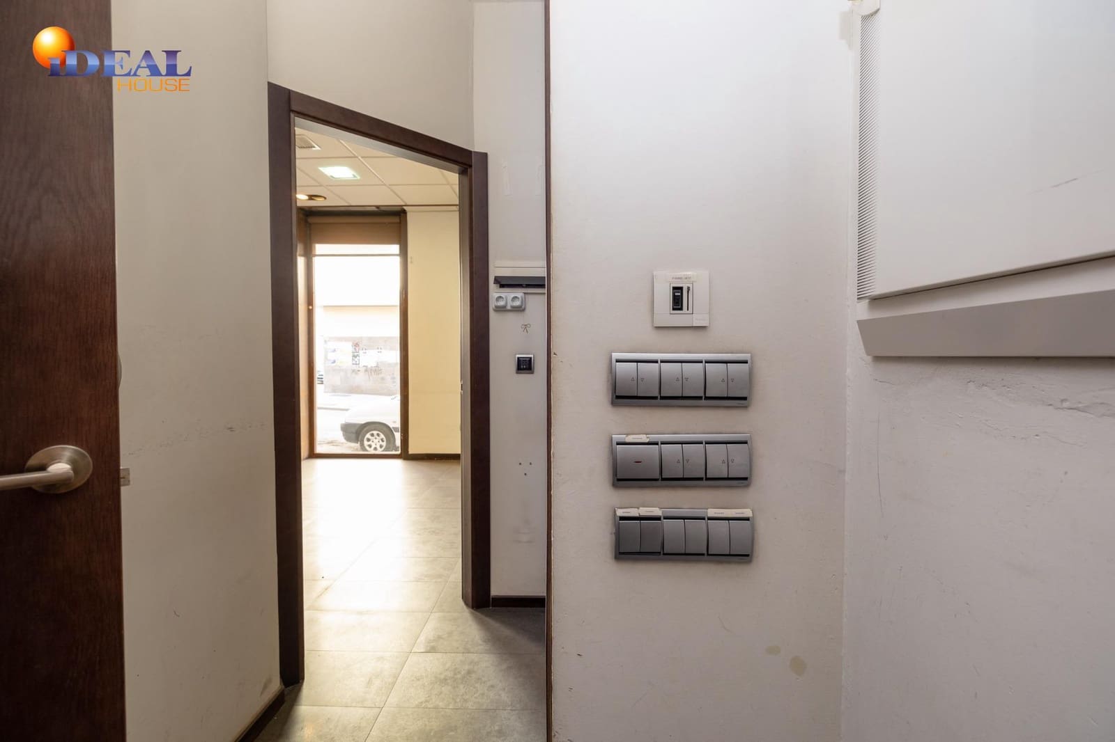 Commercieel te koop in Granada stad - € 240.000 (Ref: 9433865)